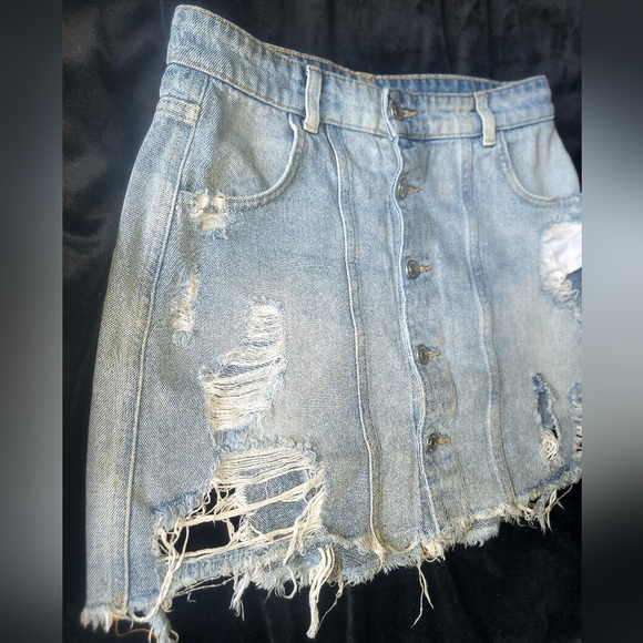 FREE PEOPLE 🤩 Distressed Button Down Jean Skirt Size 6 100% Cotton!!!! 🥰 - Picture 4 of 14